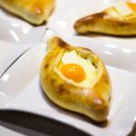 Ile kalorii ma ser żółty na 100 g?