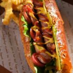 Ile kalorii ma hot dog XXL na 100 g?